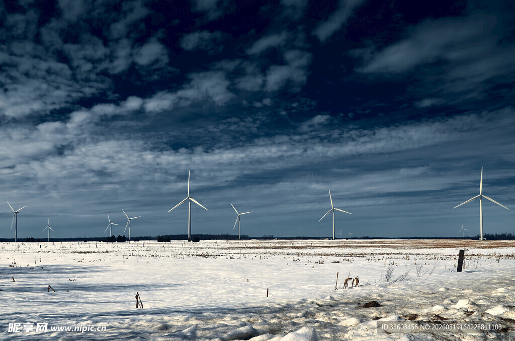 雪地中的风力发电机组