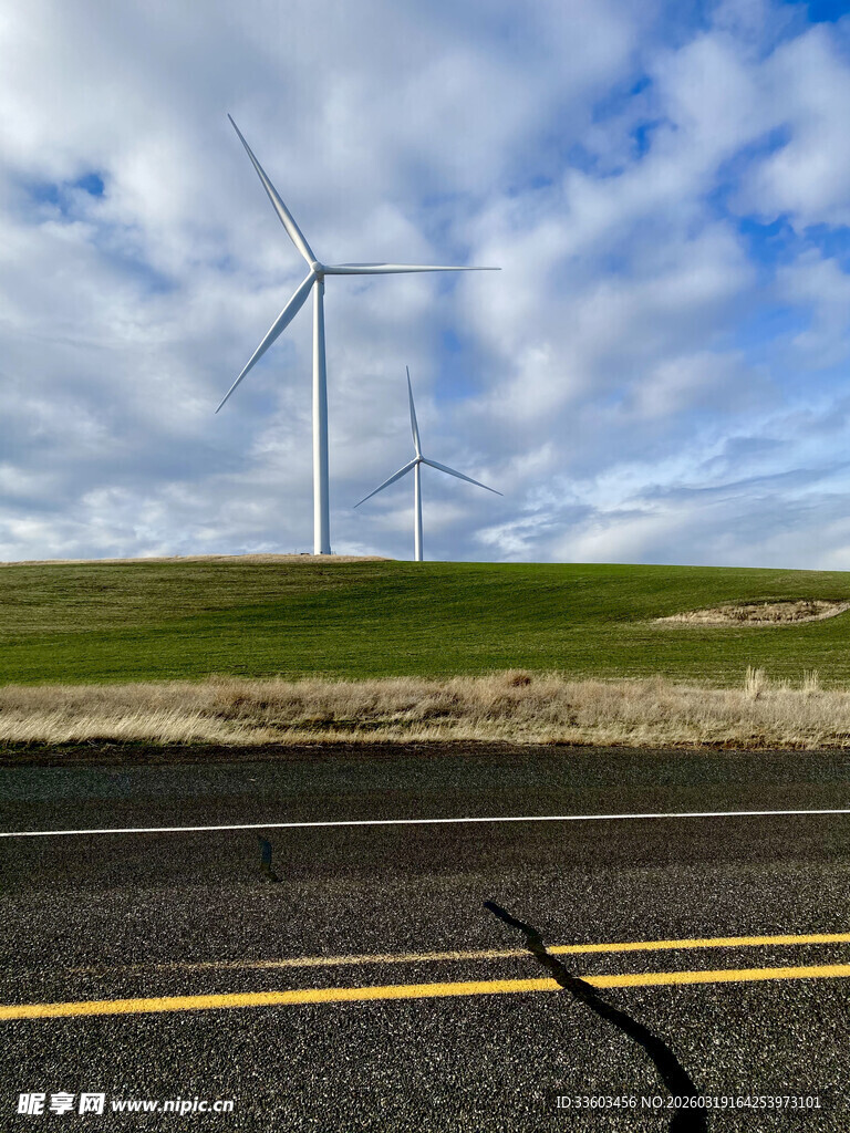公路旁的风力发电机景观