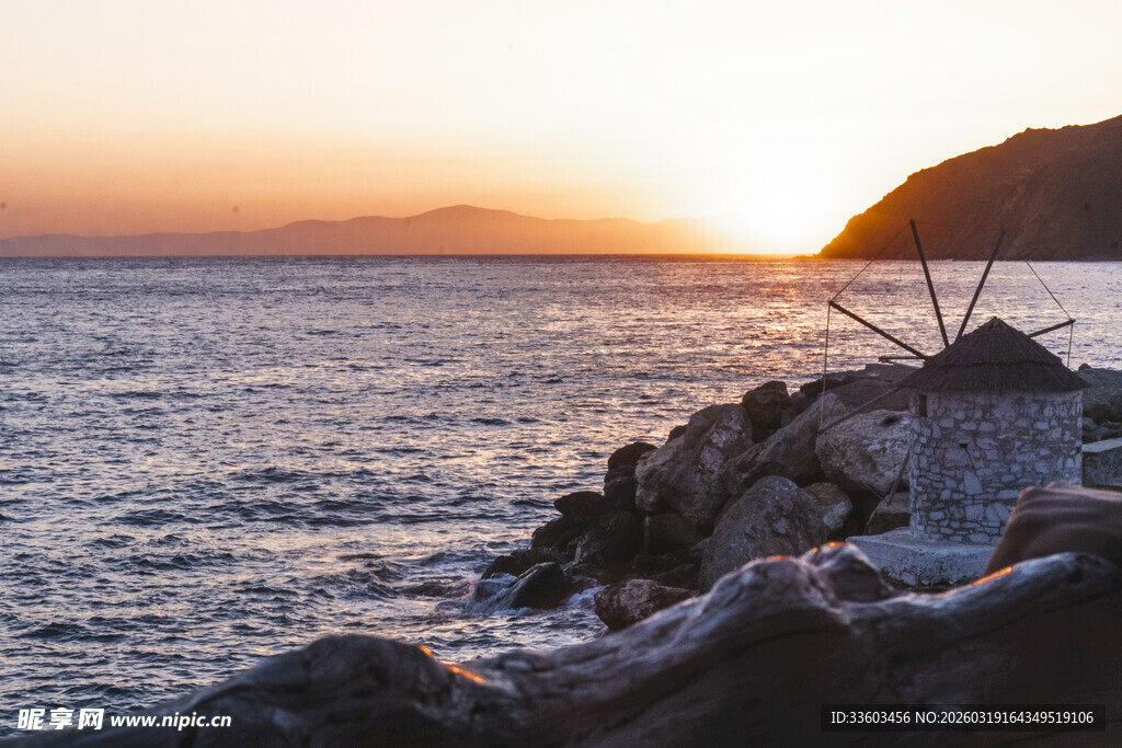 海边落日下的礁石景象