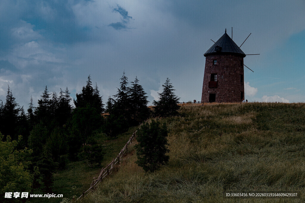 山丘上的古老风车