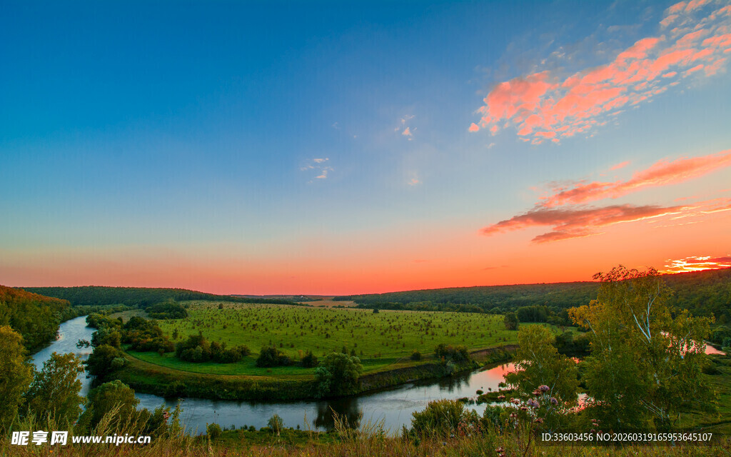 夕阳下的河畔田园美景