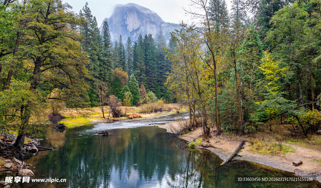 山林间的静谧河流