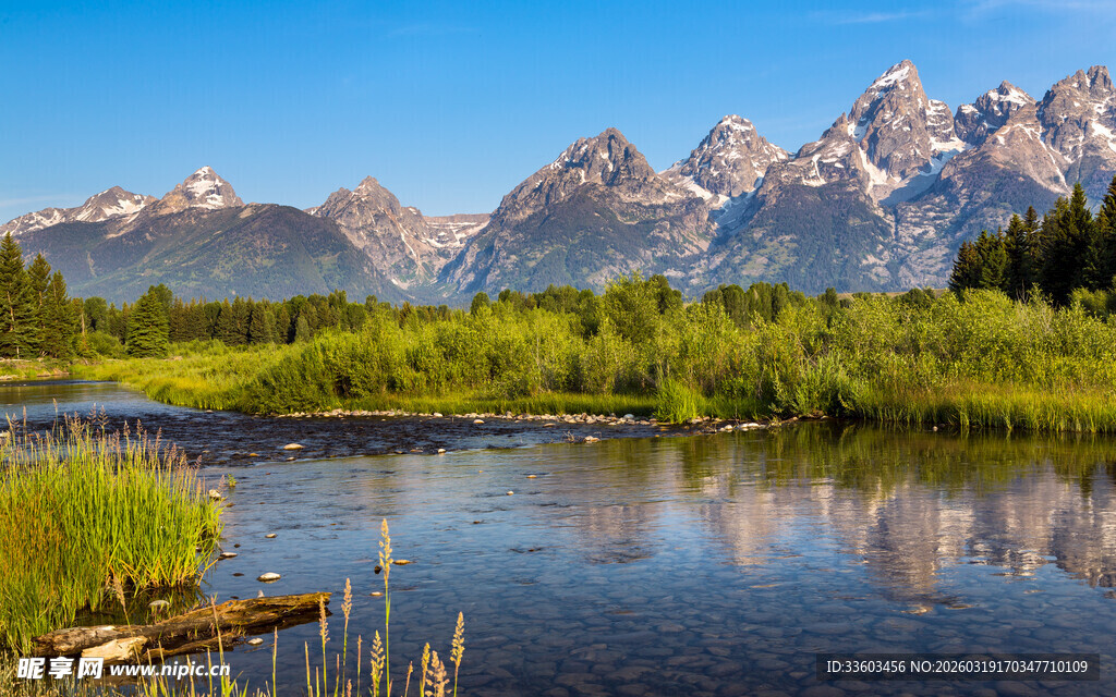 大提顿山湖畔秀丽风光