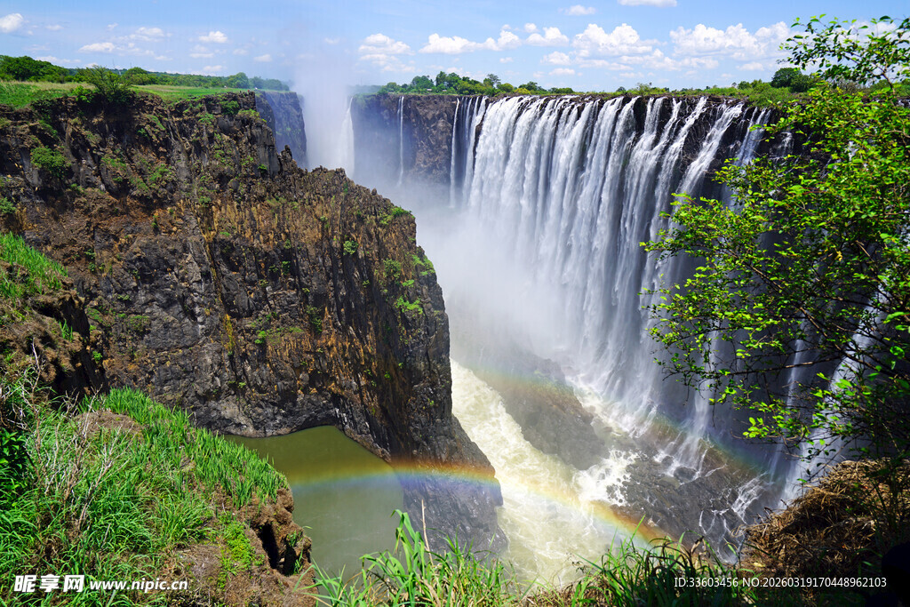 壮观瀑布下现绚丽彩虹