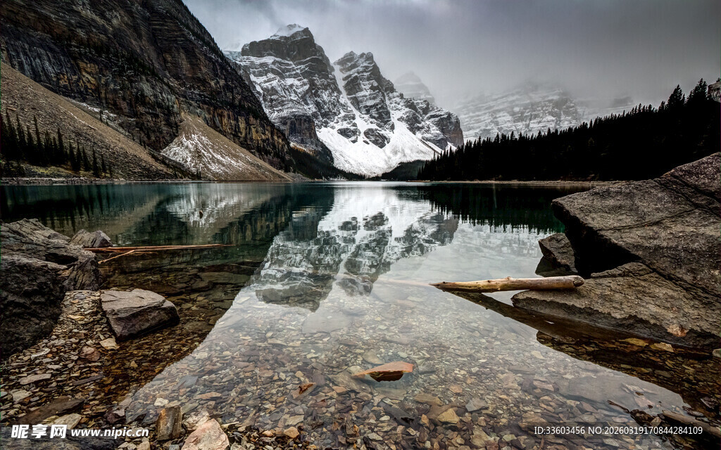 静谧山水间的绝美湖景