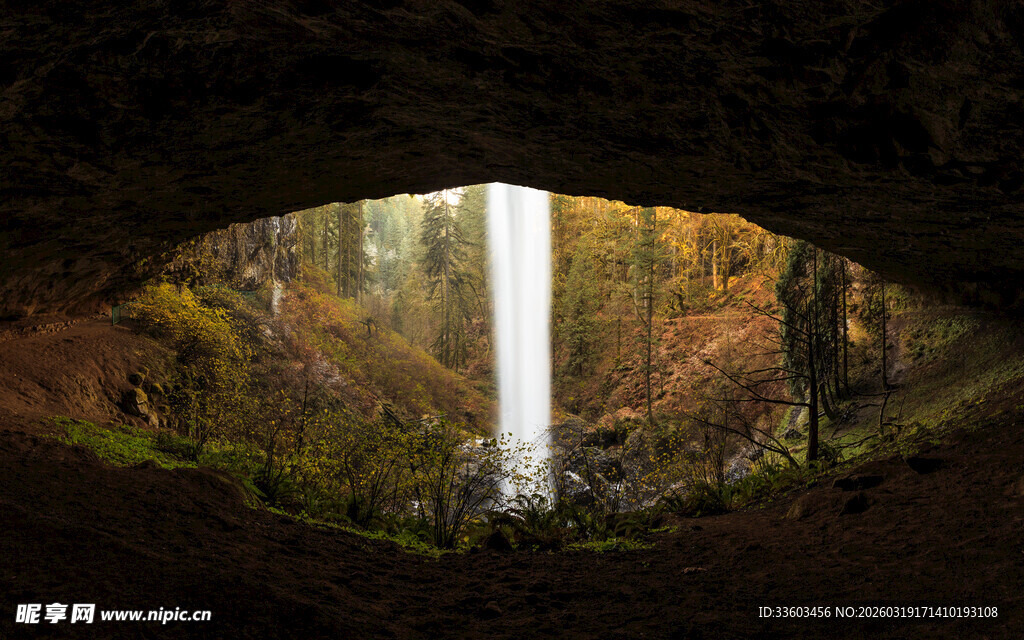 洞穴视角下的秋日瀑布景观
