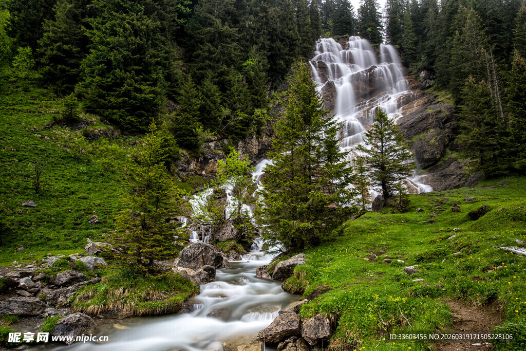 山间瀑布下的翠绿美景