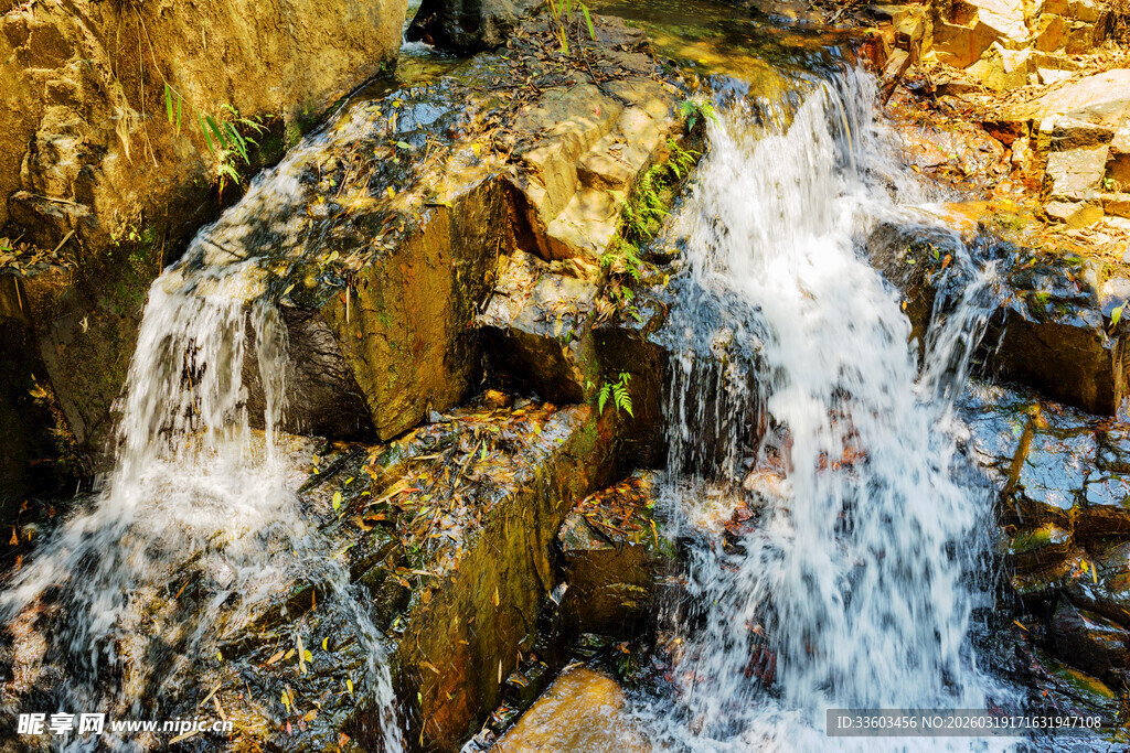 山间清泉流淌于岩石间