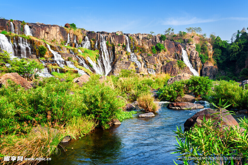 壮丽瀑布下的河流景观