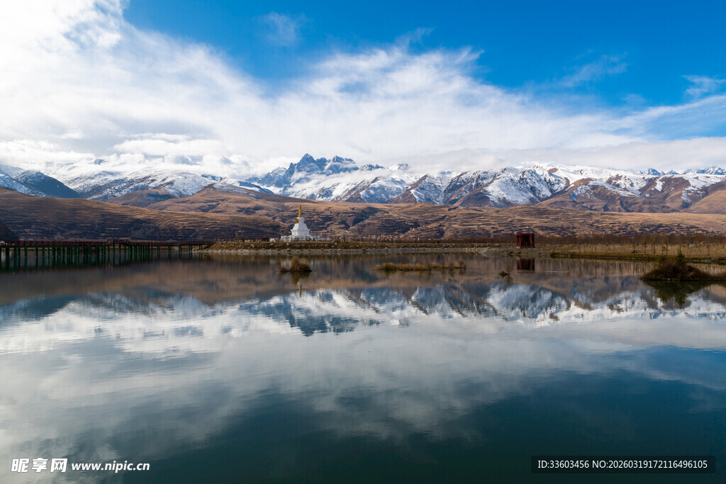 雪山湖泊的美丽倒影
