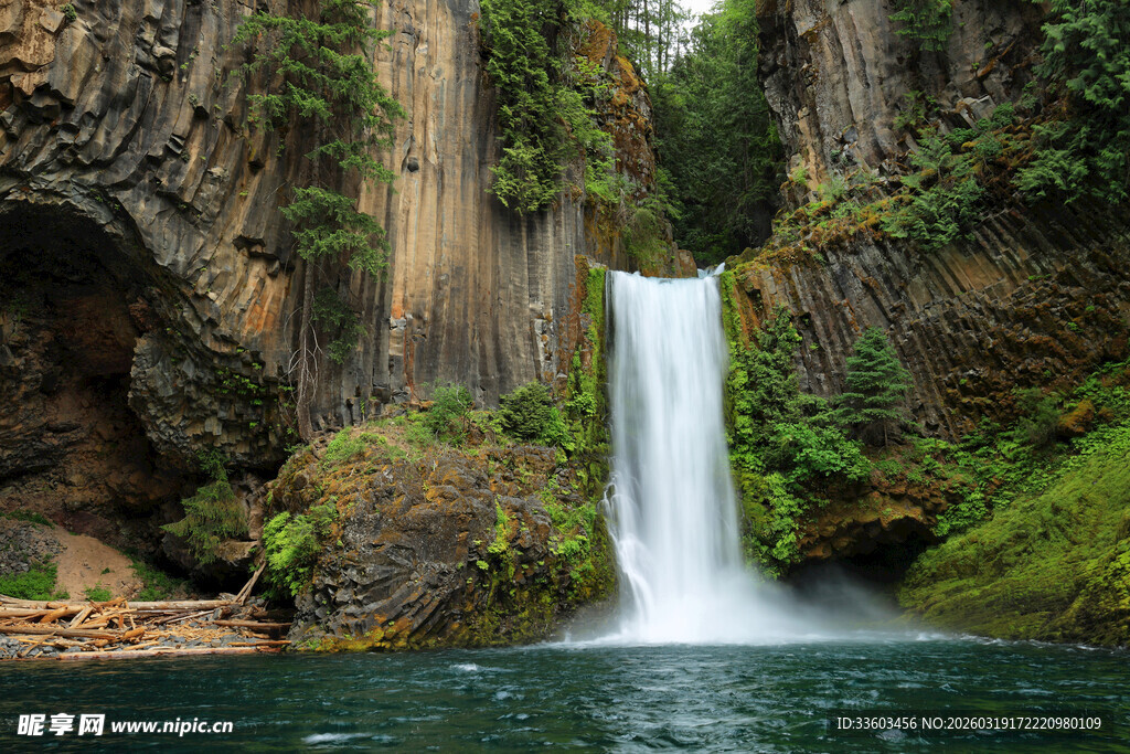 山间瀑布下的碧绿潭水