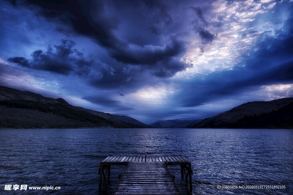 夜幕下的宁静湖畔码头