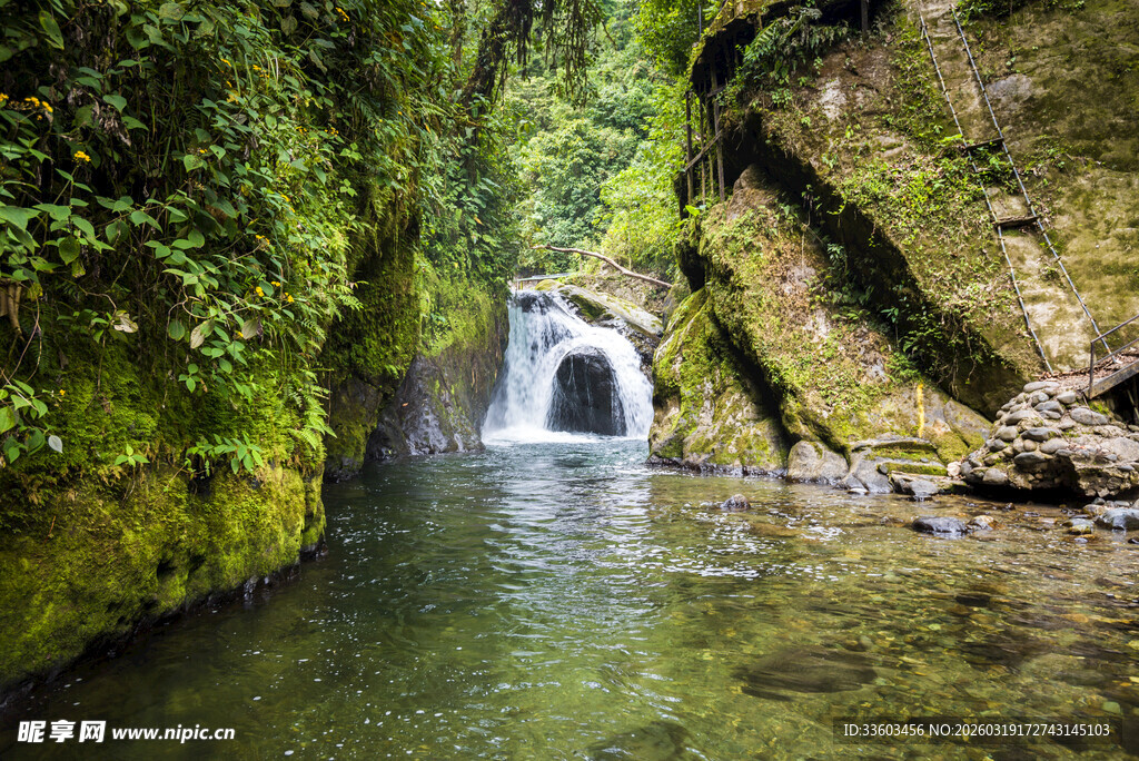 山间清幽小瀑布景观