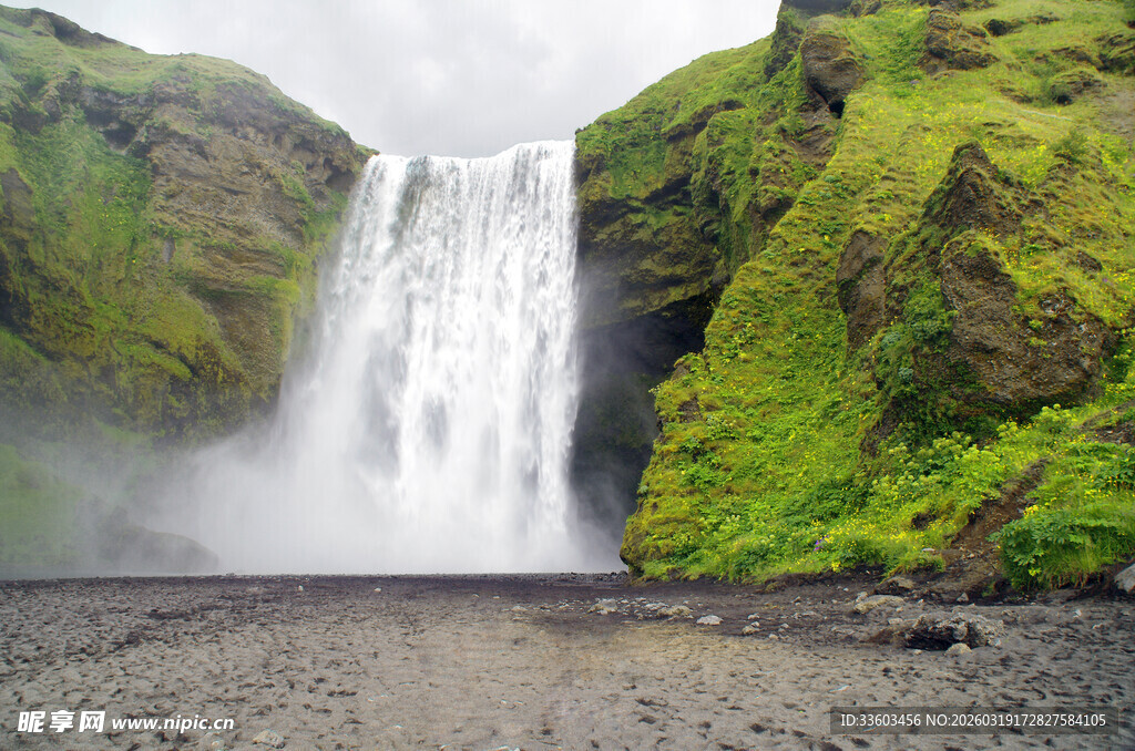 冰岛壮丽瀑布自然景观