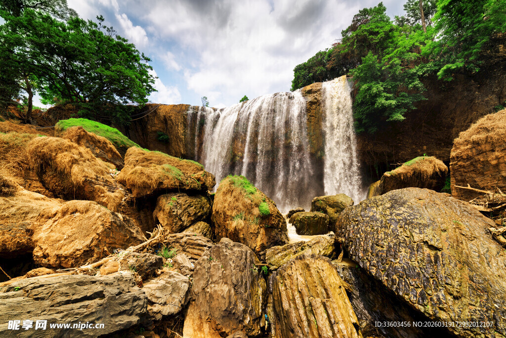 山间瀑布下的嶙峋怪石
