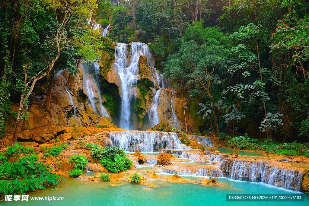 秀丽山林中的绝美瀑布景观