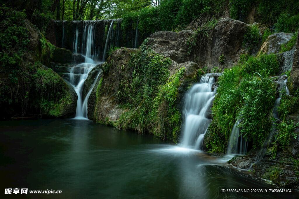 山间清幽瀑布与碧绿潭水
