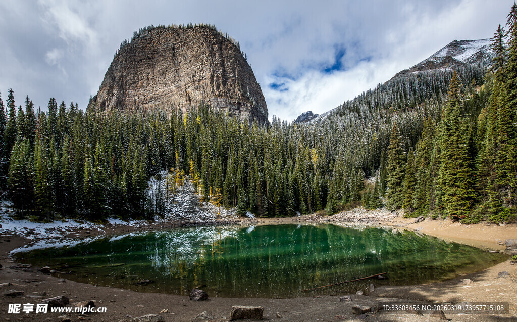 山间翠湖与巍峨山峰