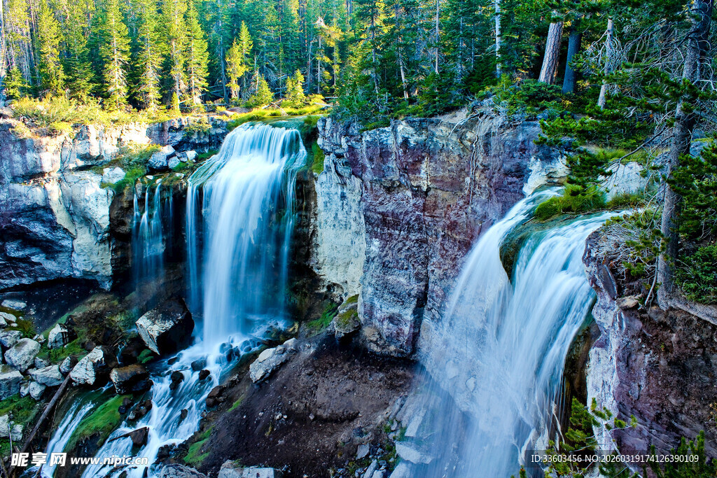 山间秀丽瀑布景观