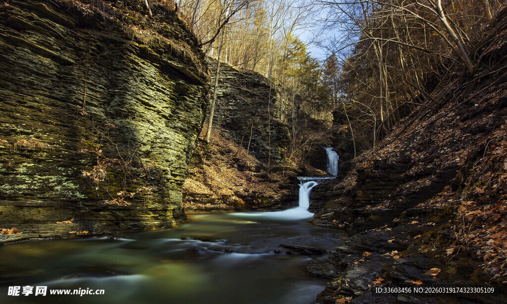 山间溪流瀑布秋日美景