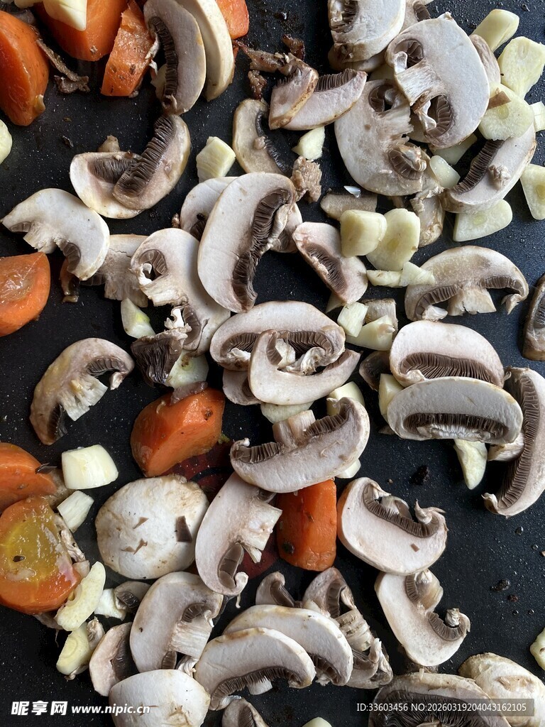 切片蘑菇与胡萝卜等食材