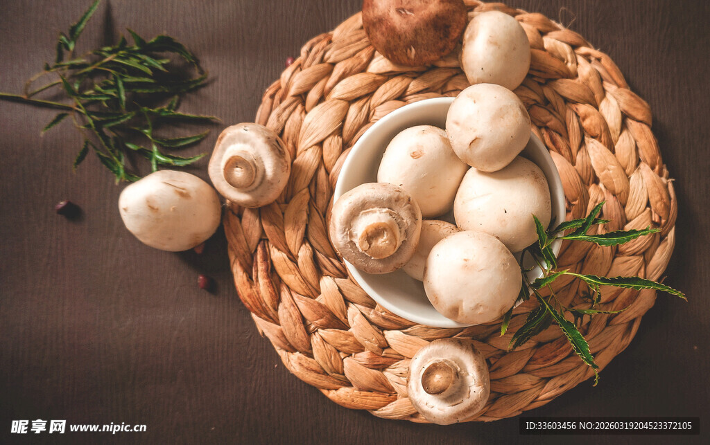 编织盘中的新鲜蘑菇