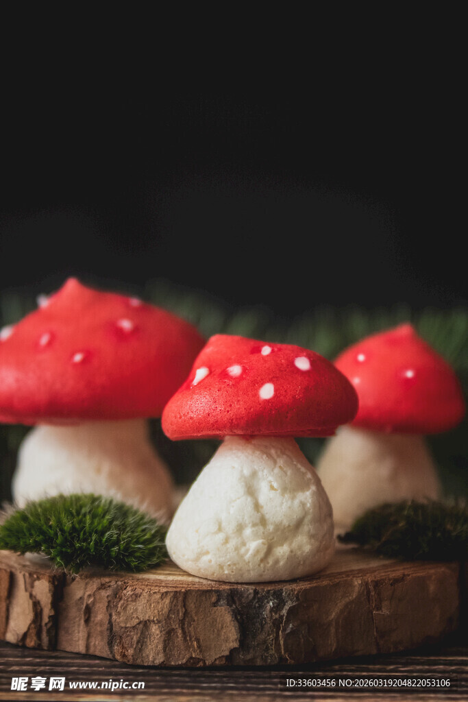 红蘑菇摆件置于木桩之上