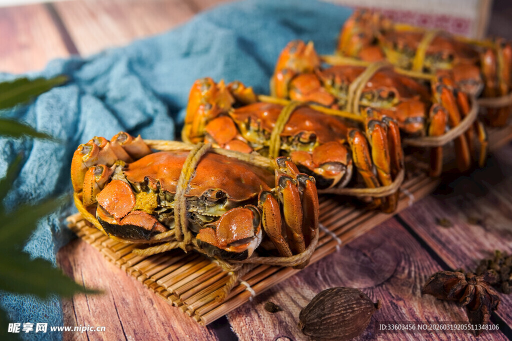 竹篮里的美味大闸蟹
