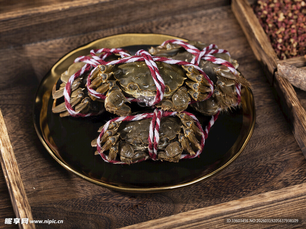 传统粽叶包裹的美味粽子