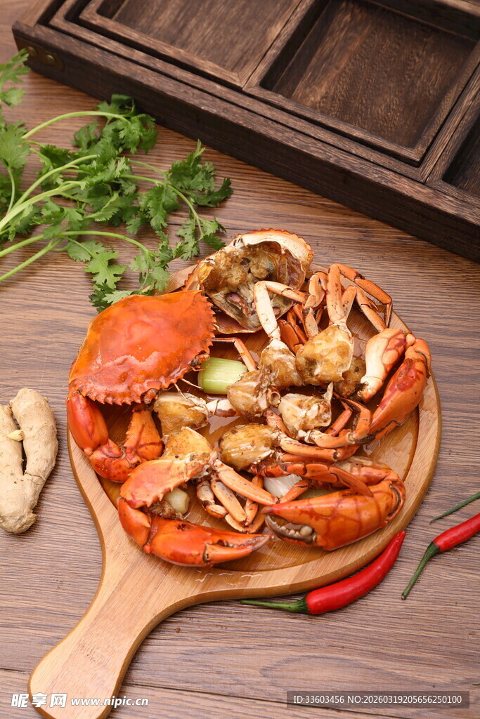 木盘上的美味清蒸大闸蟹