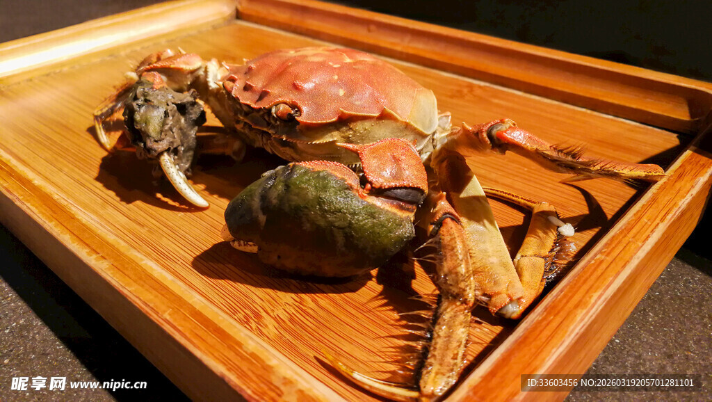 木盘内的螃蟹与绿植