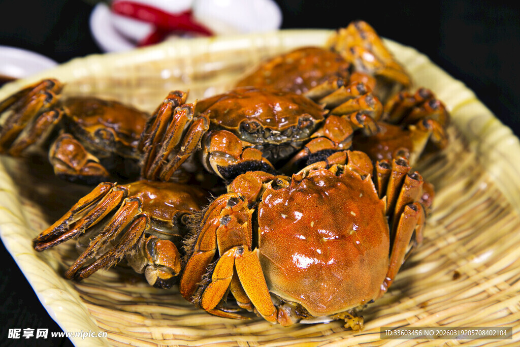 美味大闸蟹摆放在竹篮中