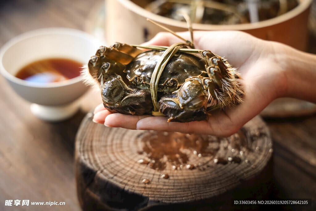 手捧美味大闸蟹
