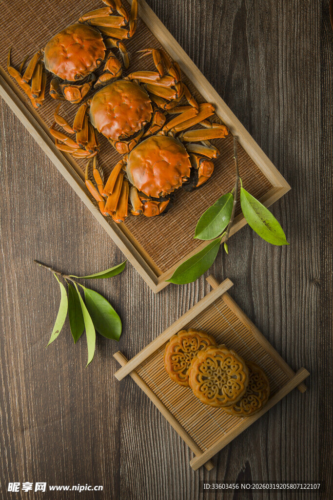 中秋螃蟹与月饼美食组合