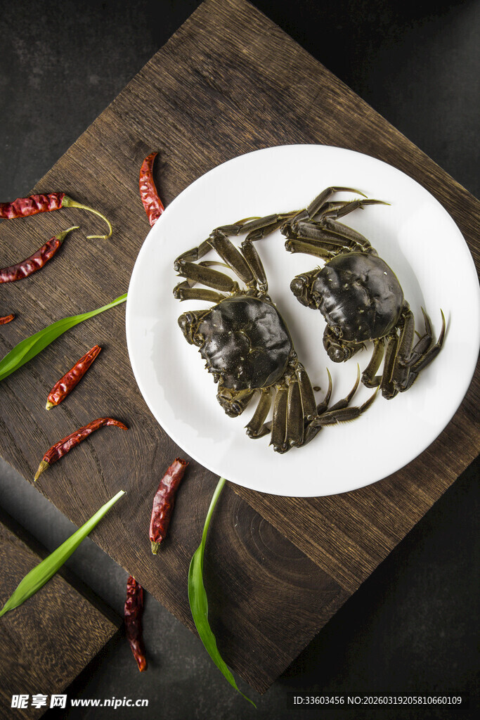 盘中鲜活螃蟹