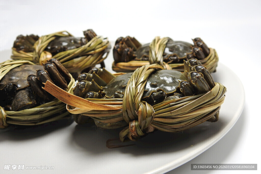 捆绑的大闸蟹摆于盘中