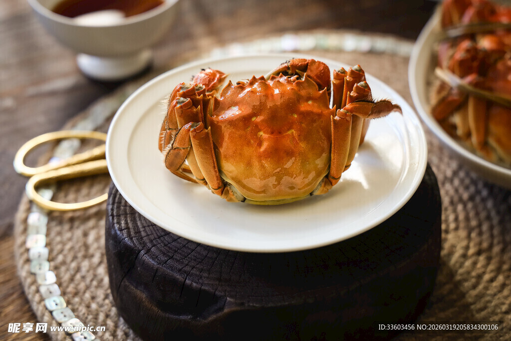 美味烤螃蟹摆放在餐盘上