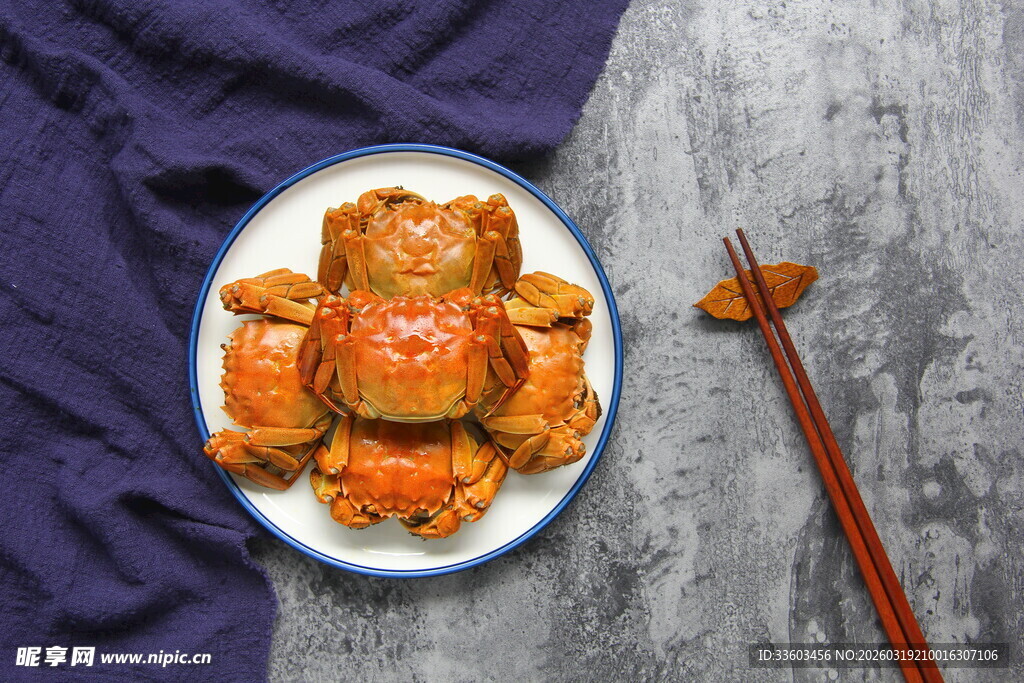 美味大闸蟹摆放在盘中