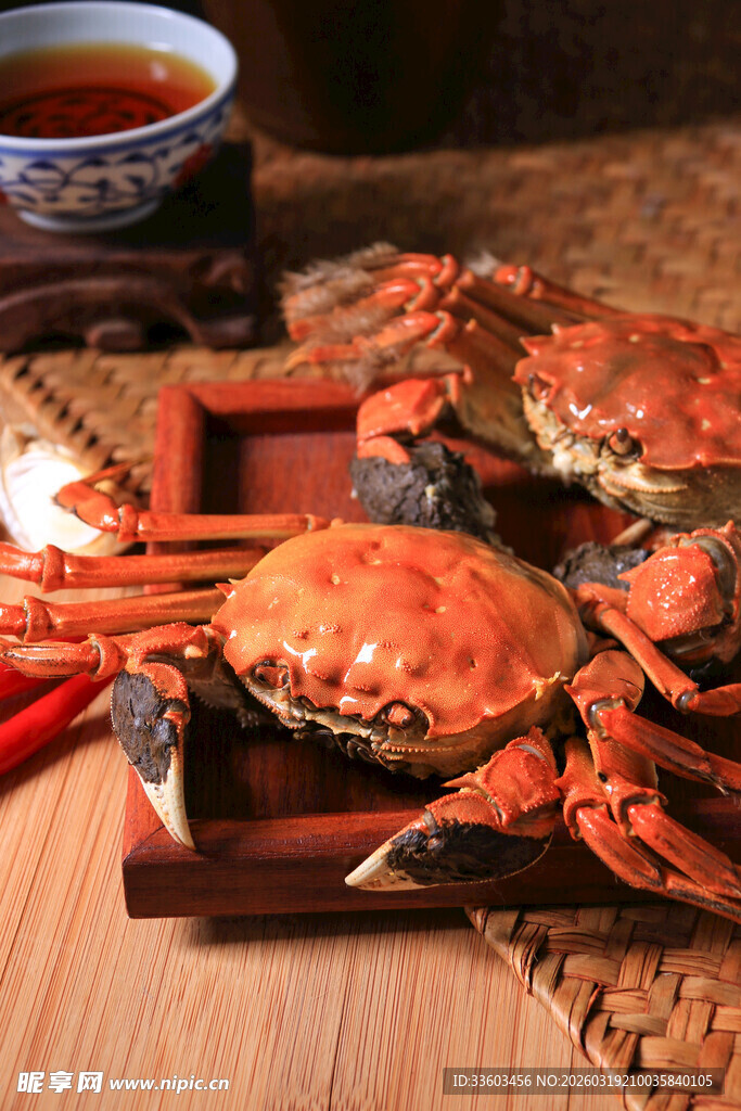木盘上的鲜美大闸蟹