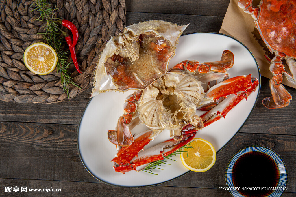 美味螃蟹摆盘与佐餐饮品