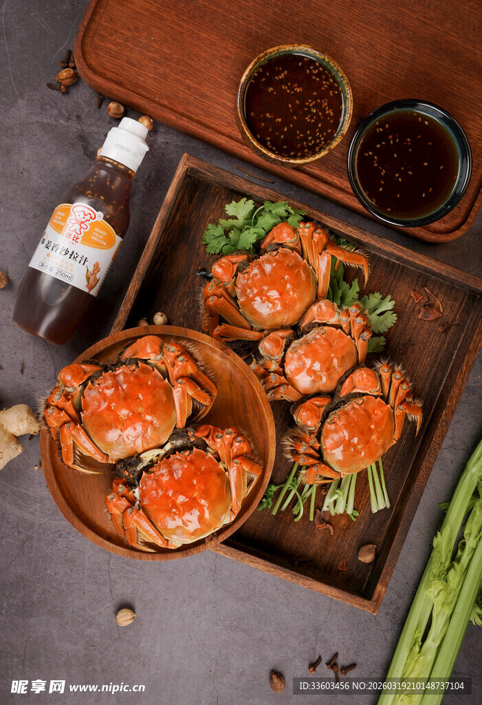 美味大闸蟹与多样配菜