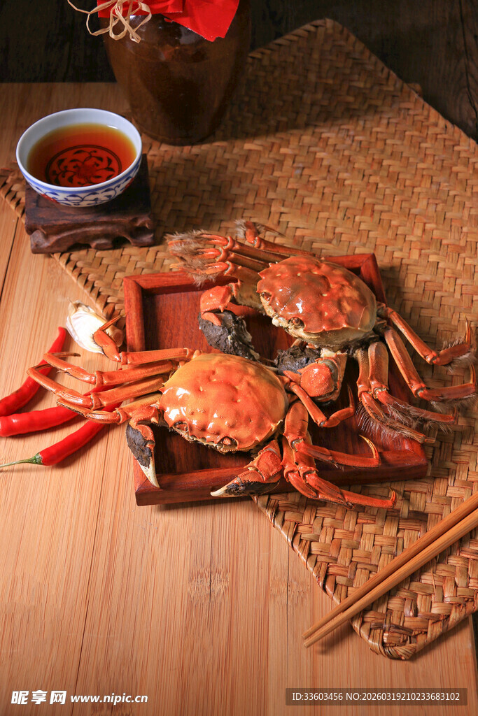 美味大闸蟹与佐料搭配