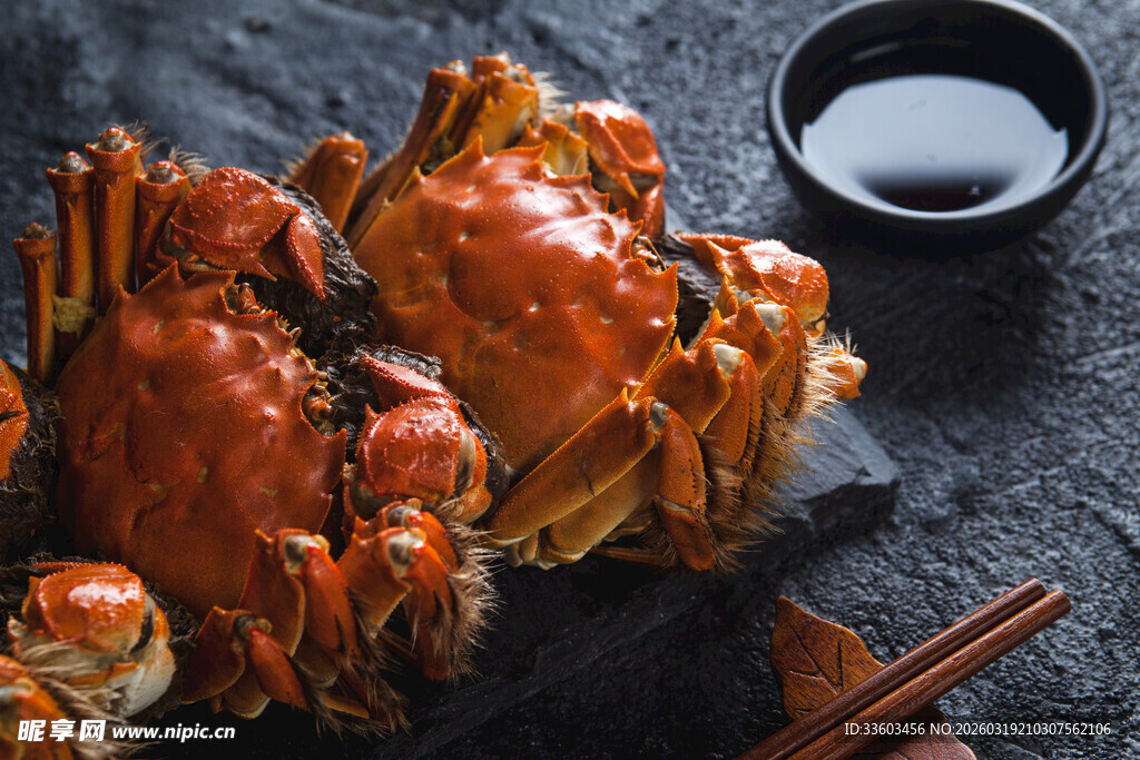 美味大闸蟹配蘸料与筷子