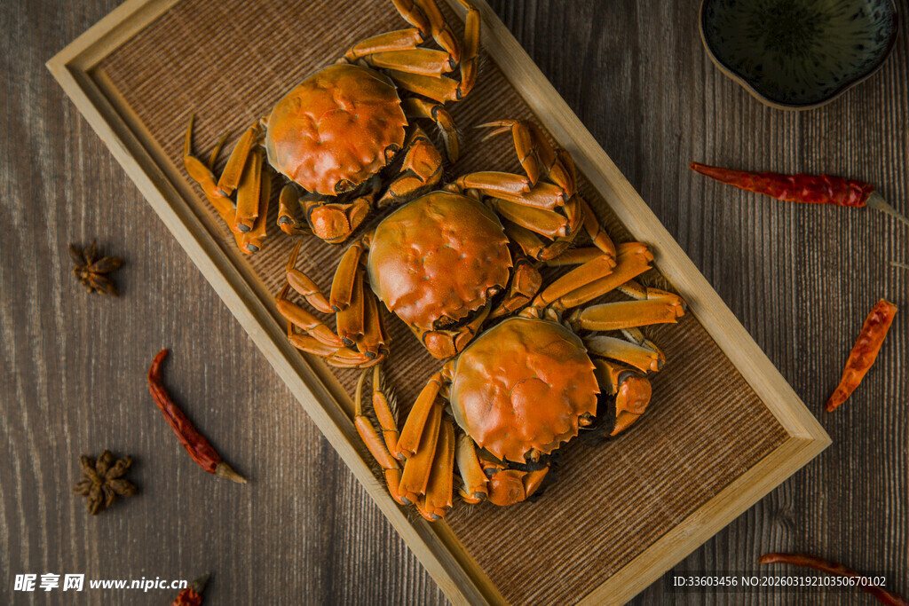 美味大闸蟹摆放在木托盘上