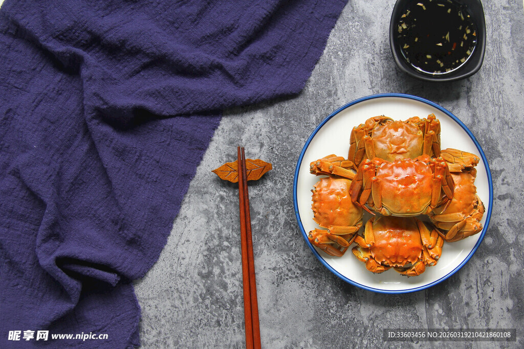 美味熟螃蟹摆于素雅盘中