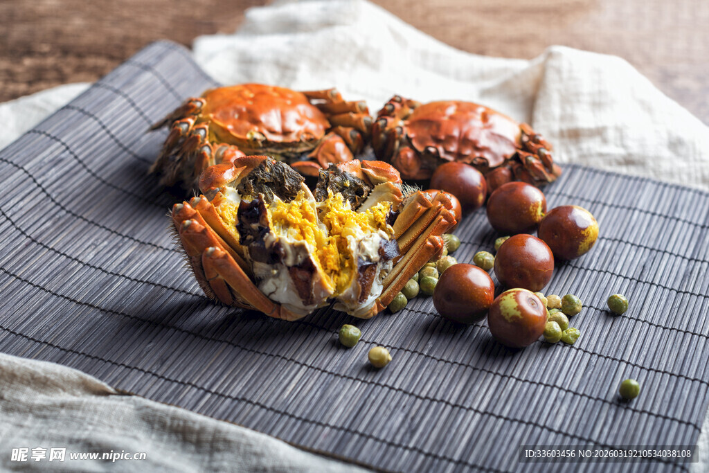 美味熟螃蟹搭配特色小食