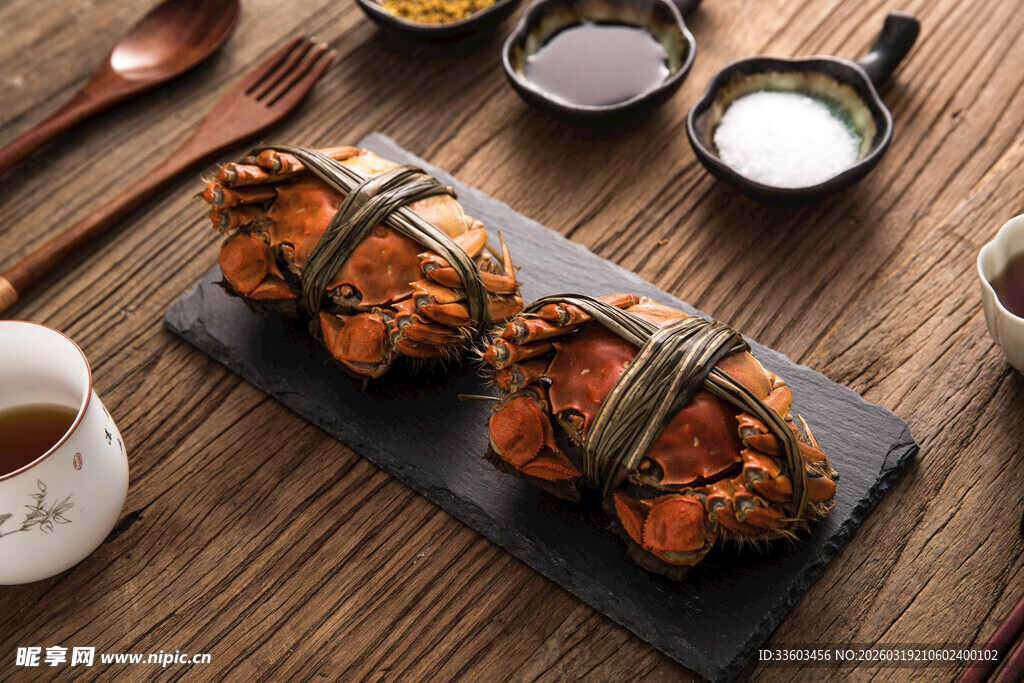 美味绑绳大闸蟹与调料