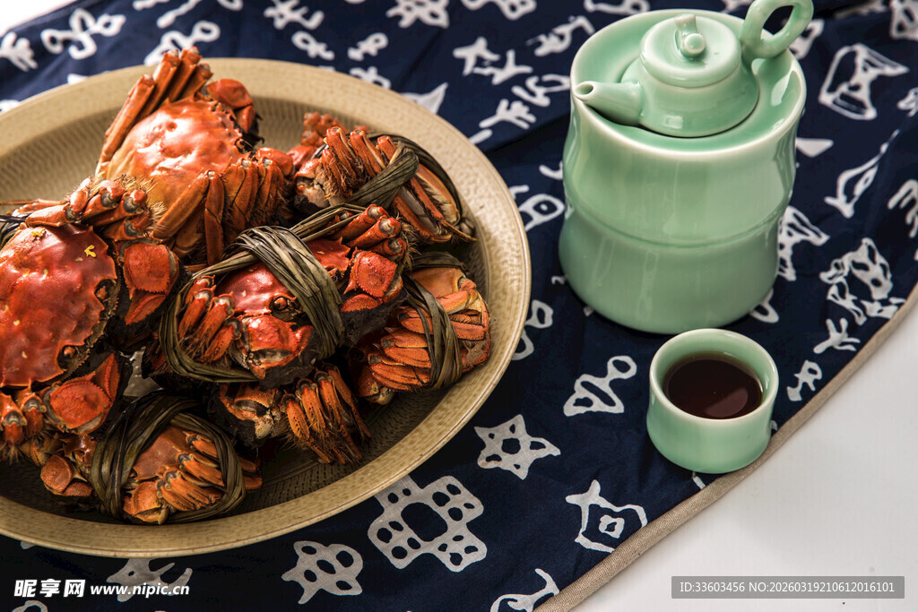 美味大闸蟹搭配雅致茶具