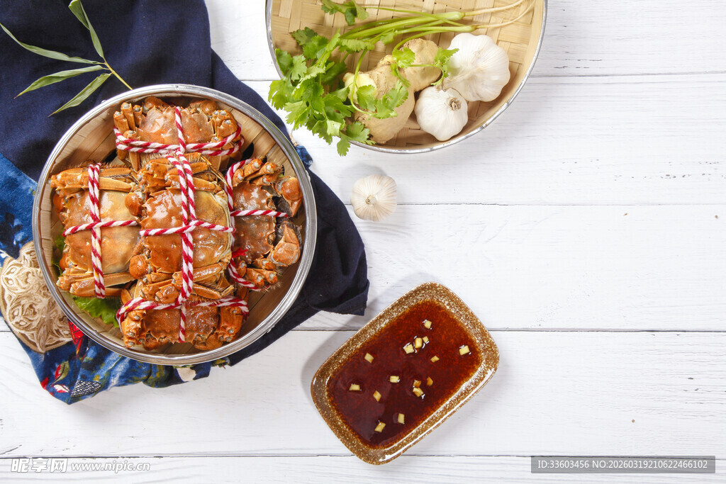 美味烤鸡搭配特色蘸料