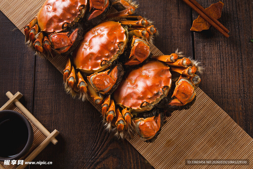 美味大闸蟹摆放在木桌上